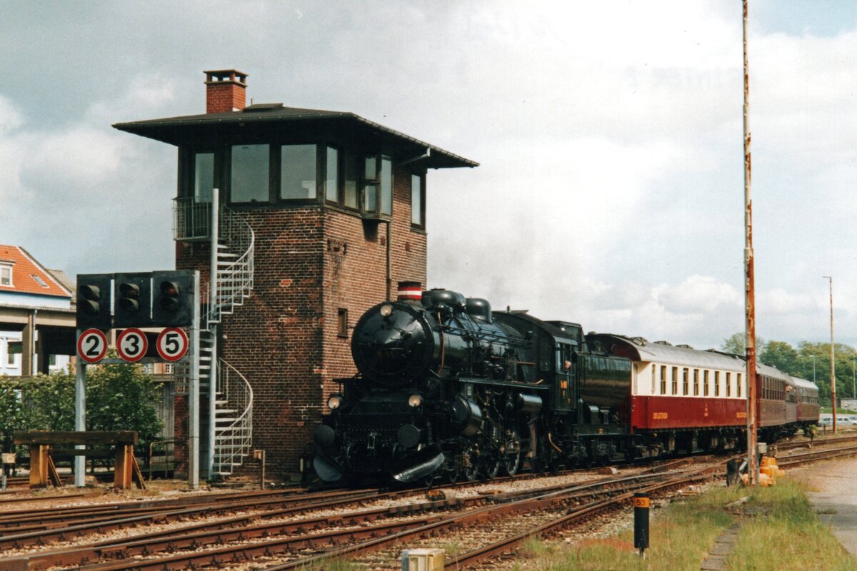 DSB 991 enters Randers with a steam special from Langaa on 23 May 2004.