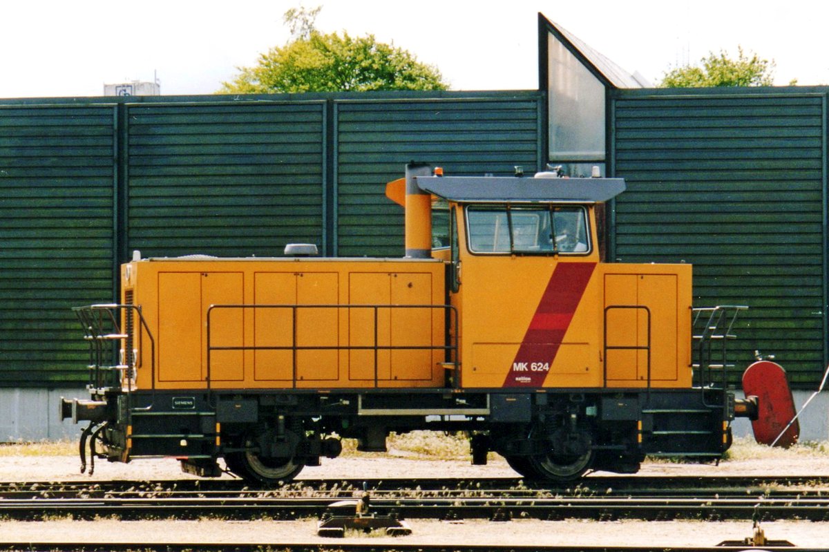 DSB MK 624 is parked at the station of Kolding on 22 May 2004. 