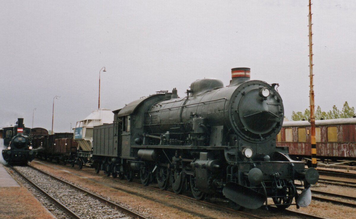 DSB steamer 963 stands with a photo freight in Randers on 23 May 2004.
