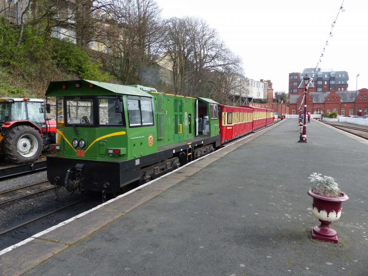 Due to technical difficulties with a steam locomotive, we had a diesel train on our first trip on the  Steam railway . Locomotive #21 was built in 2013 and is still  on test . Douglas, 20.3.2015