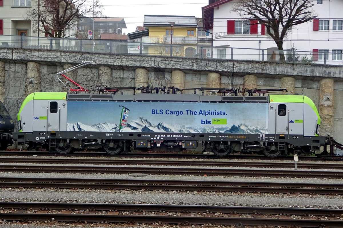 Due to the frost, BLS 475 404 -seen on 2 January 2020 at Spiez- has one pantograph raised to the wire. 