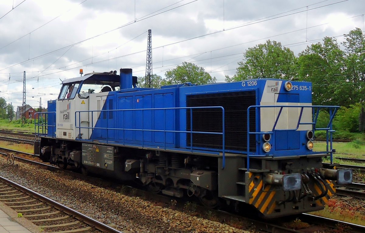 Duisport Rail 275 635 passes through Oberhausen Osterfeld Süd on 19 May 2015.