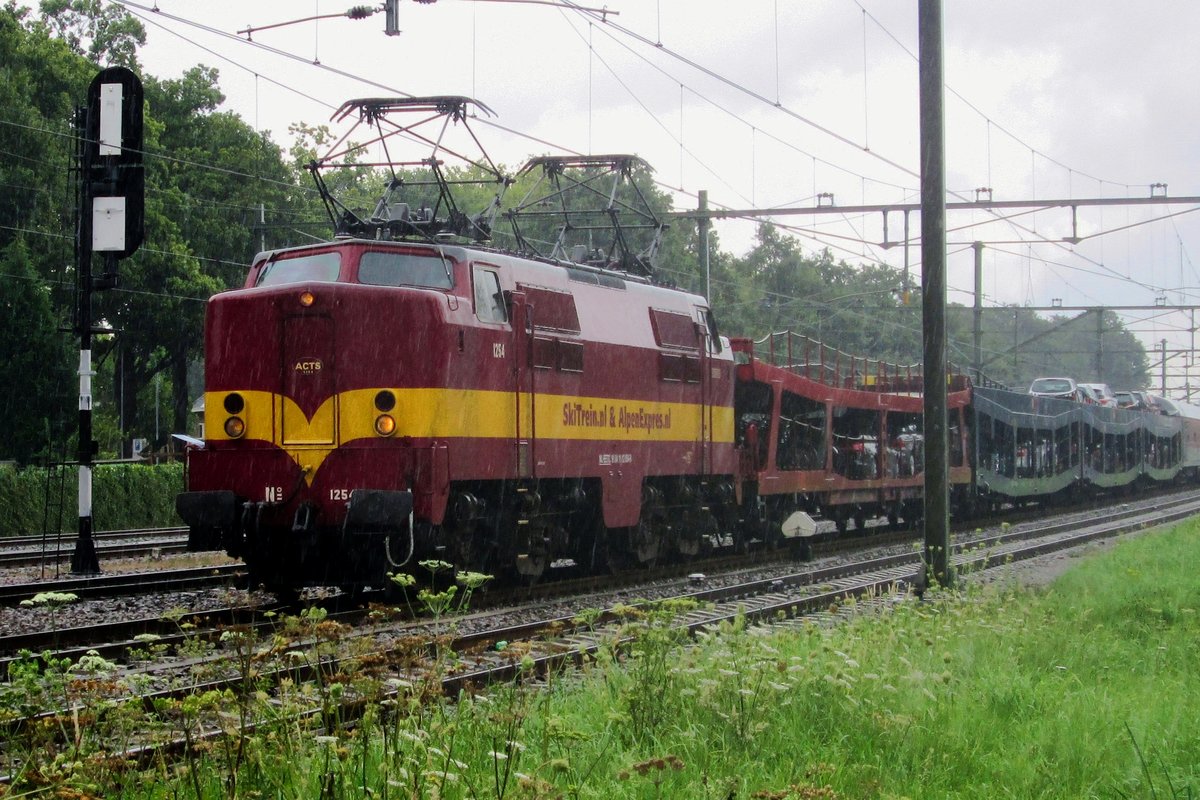 During a down pour EETC 1254 stands on 31 August 2014 at Zevenaar with a diverted overnight train.