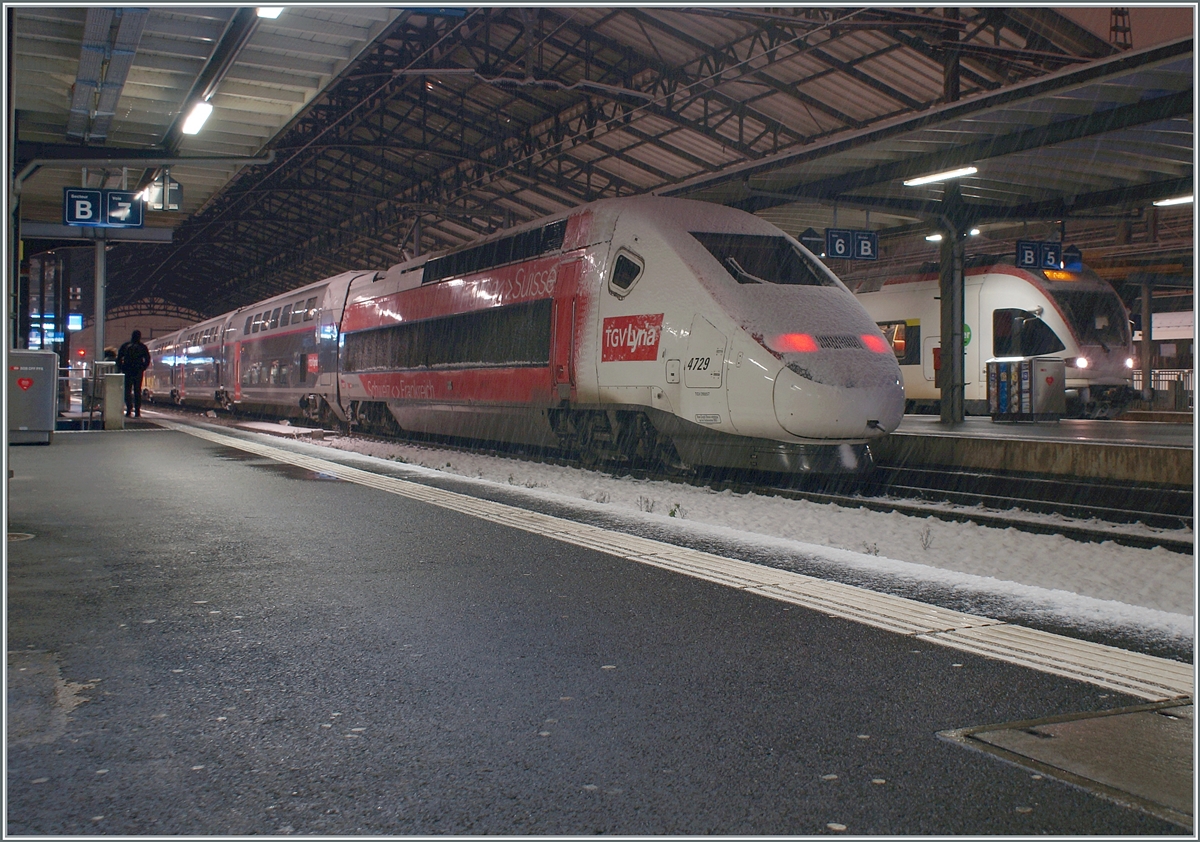 During a heavy snowfall, the TGV Lyria Rame 4729 also the service Lyria 9784 waits in Lausanne for departure  (19:45) to Paris Gare de Lyon.

Jan 9, 2024