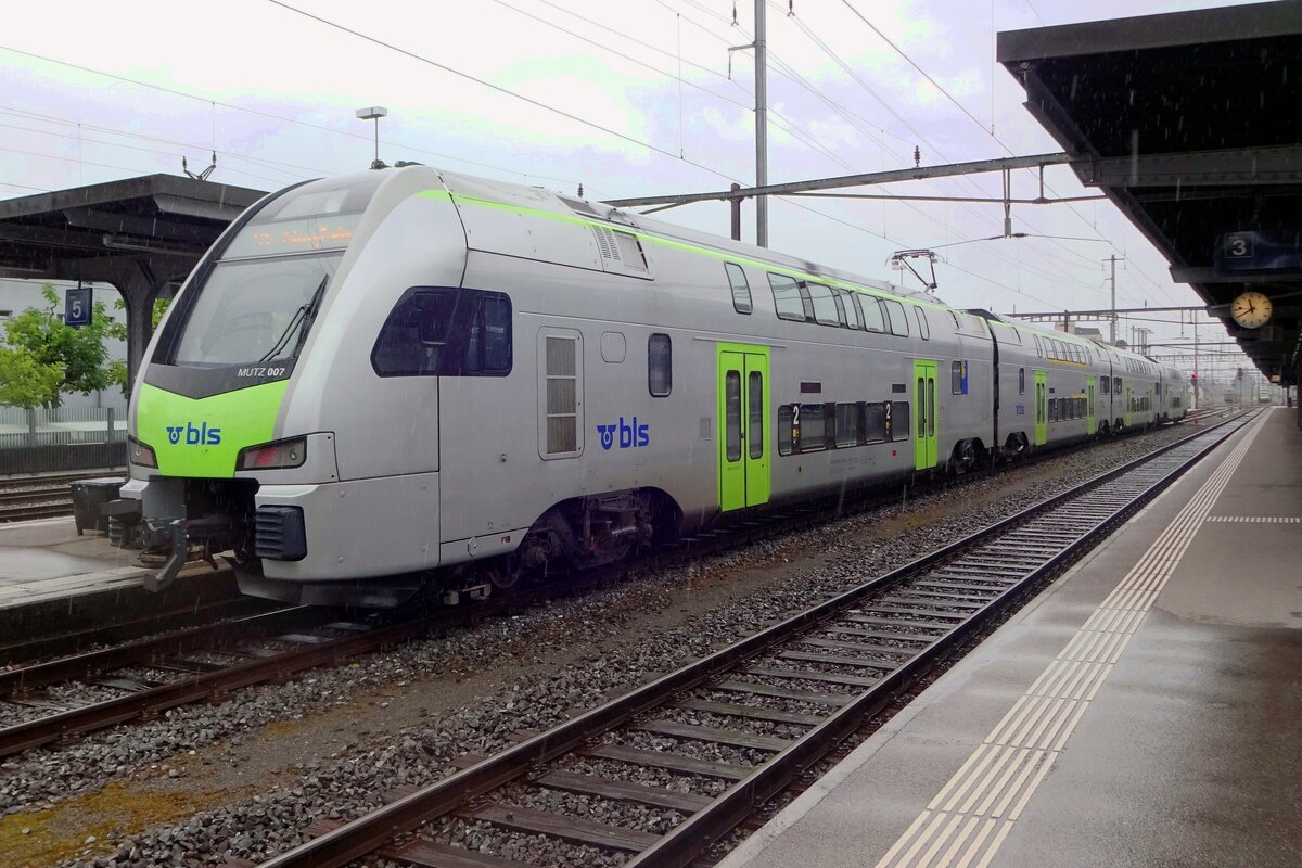 During a little downpour BLS 515 007 awaits passengers at Thun on 28 May 2019. 