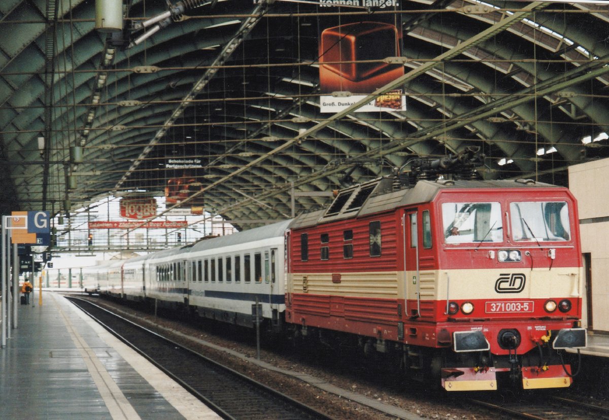 During a rain shower, tricky circumstances were to be had at Berlin Ostbahnhof on 5 September 2003 with CD 371 003 hauling the Berlin-Warszawa Express.