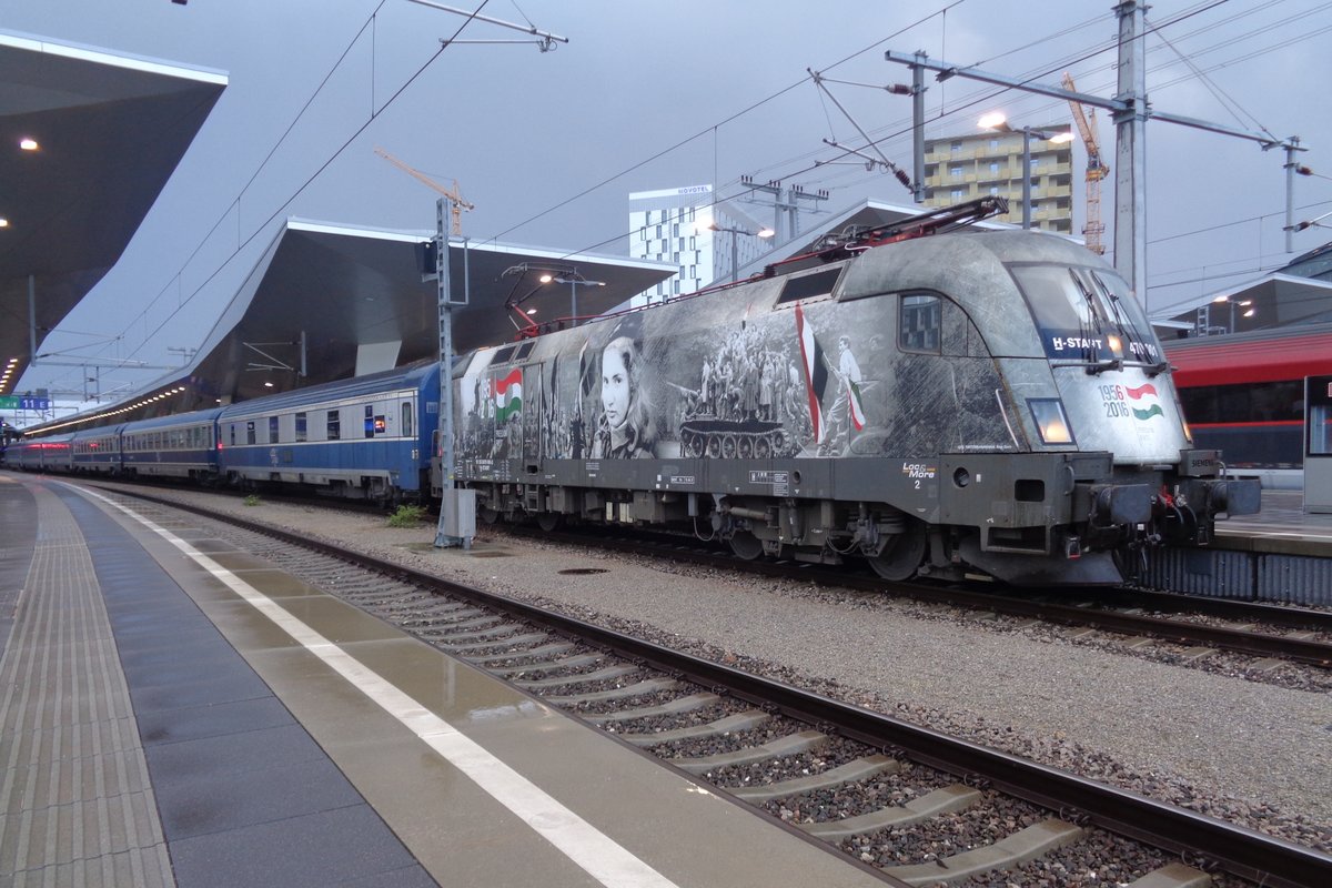 During a thunderstorm, MAV 470 001 slowly quits Wien Hbf with an ovrernight train toward Bucuresti Nord on 5 September 2017.
