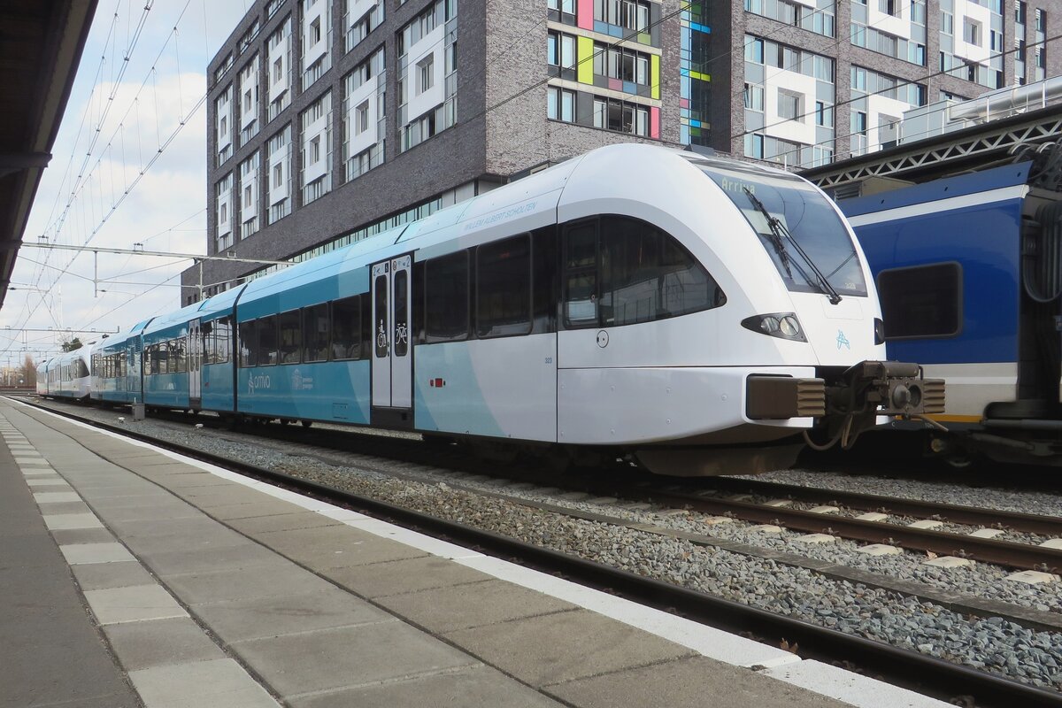 During a transfer, Ariva 323 waits departure at Nijmegen on 12 March 2022.