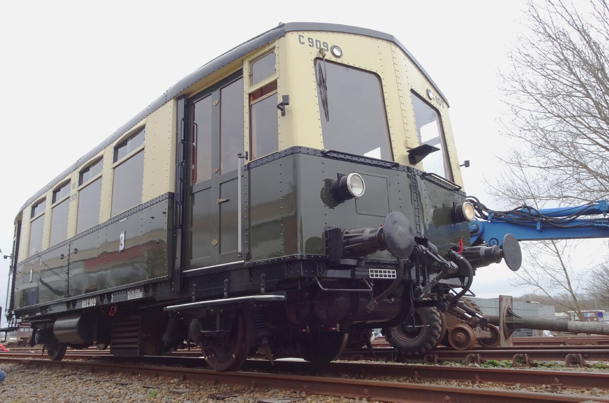 During an Open day on 18 February at the SGB in Goes, omC 909 could be photographed. Eight of these omCs were pressed into service by NS in the 1930s; number 909 is actually a kind of masquerade. 