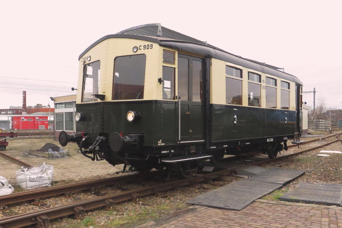 During an Open day on 18 February at the SGB in Goes, omC 909 could be photographed. Eight of these omCs were pressed into service by NS in the 1930s; number 909 is actually a kind of masquerade.