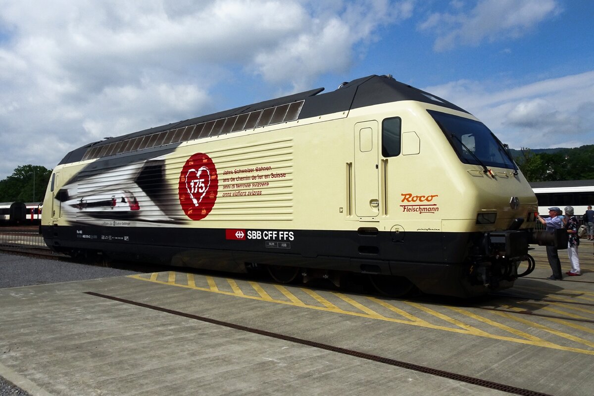 During an open weekend at the SBB works at Olten, 460 019 shows her new advertising ROCO/Fleischmann livery on 21 May 2022.