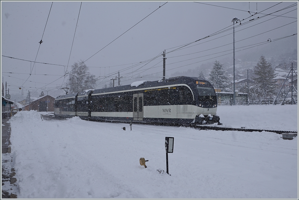 During heavy snowfall, a CEV MVR ABeh 2/6 leaves Blonay train station towards Les Pleiades.

Jan 25, 2021