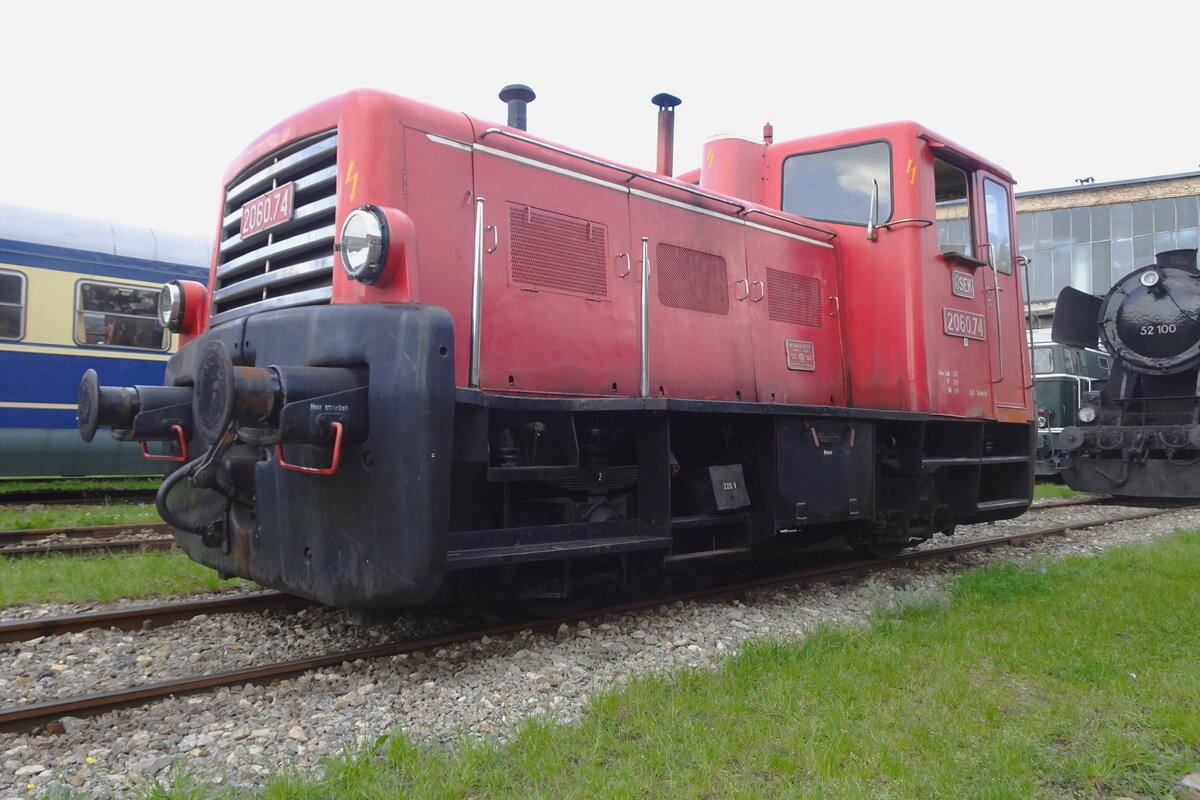 During the Diesel Days at the Heizhaus Strasshof, 2060.74 enjoys the Sun and the visitors on 21 May 2023.