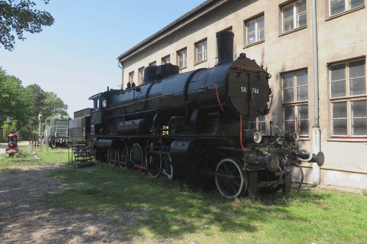 During the Diesel Days at the Heizhaus Strasshof, partly restored 58.744 welcomes the visitors on 21 May 2023.