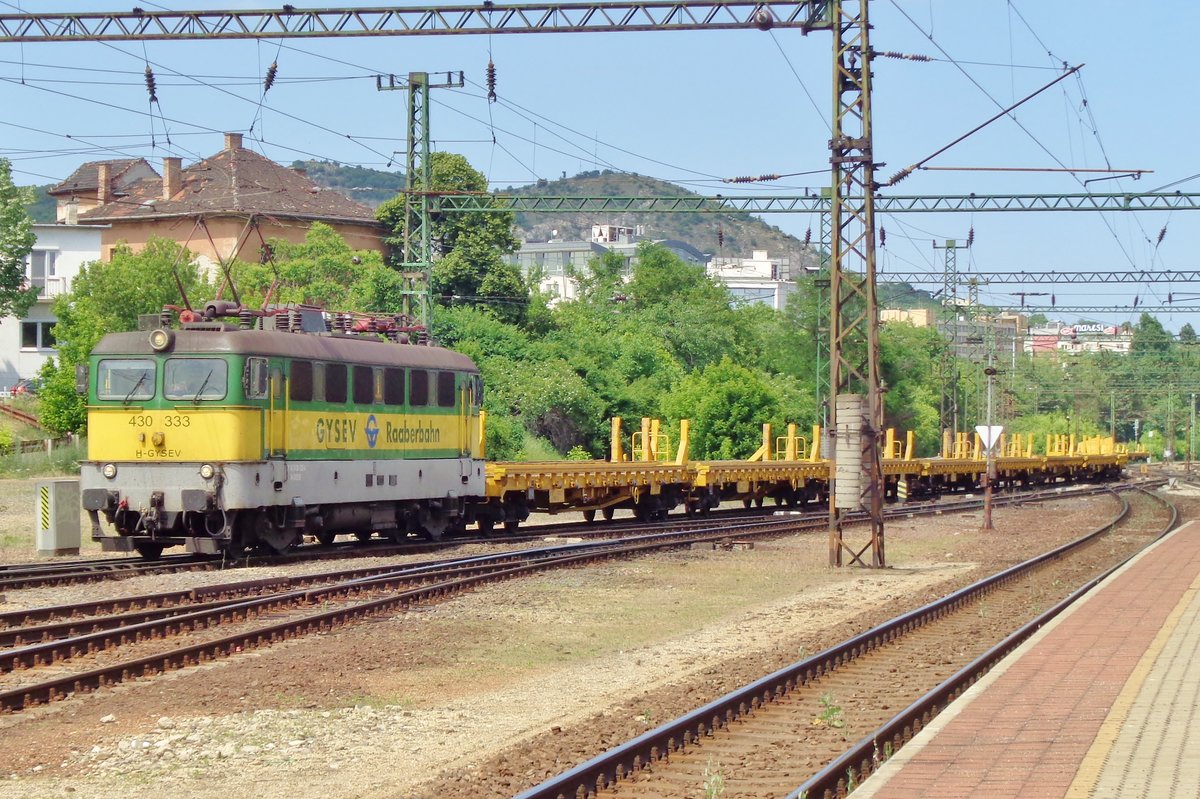 During the massive works between Kelenföld and Erd, GySEV 430 333 hauls an engineering train through Kelenföld on 8 May 2018.