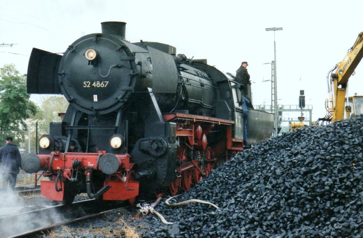 During the Plandampf 2005 in Rhineland-Palatinate, 52 4867 gets fresh coal at Neustadt-Bobig (that was open for visitors) on 29 September 2005.