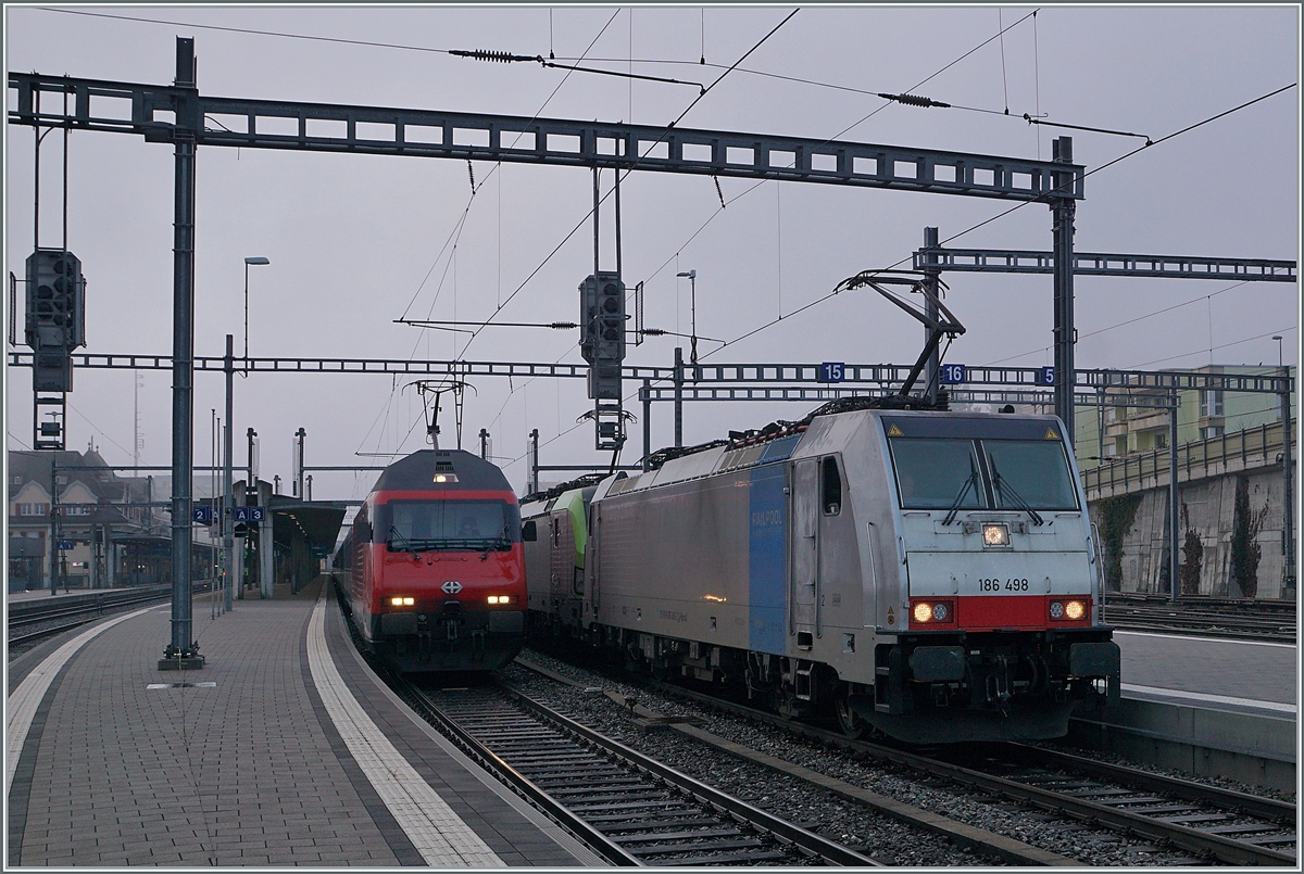 During the SBB Re 460 with his IC6 1060 from Brig to Basel SBB is leafing the station of Spiez, have the 186 498-2 (UIC 91 80 6186 498-2D-Rpool) and the BLS 475 417-2 (UIC 91 85 4475 417-2 CH BLSC) wiht his Cargo Train to wait. 

17.02.2021