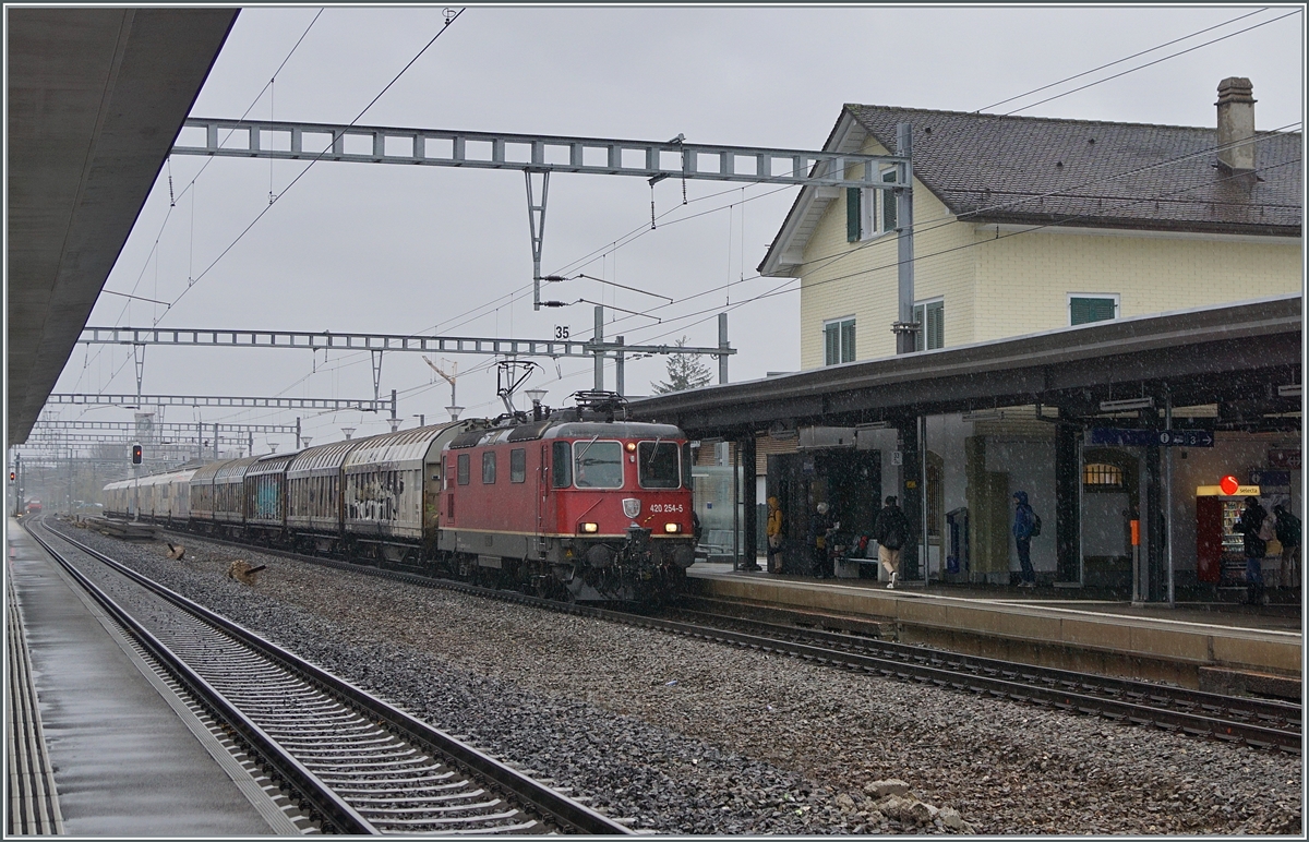 During very heavy rain, the SBB Re 4/4 II 11254 (Re 420 254-4) drives a freight train through Gland.

Feb 22, 2024