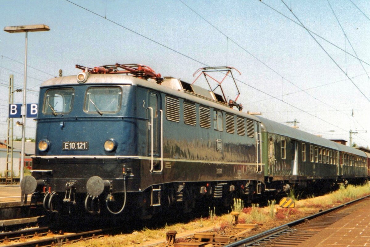E 10 121 was present at Rheine on a cancelled stem bonanza on 28 May 2005. That weekend, the 30th anniversary of the last coal-fired DB Pacifics in the Rheine area ought have been commemmorated, but DB banned steam operatoions due to hot weather conditions and the risk of bush fires. Instead of two steam locos, the Dutch railway fans that travveled from Rotterdam to Rheine had to make do with an old electric.