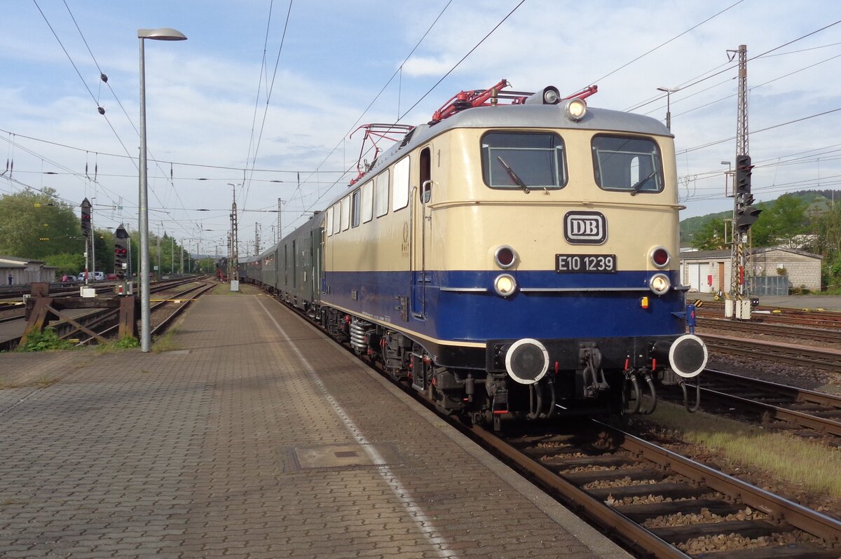 E 10 1239 enters Trier Hbf on 29 April 2018 with a museum electric train from Wittlich during the Dampfspektakel Rheinland-Pfälz 2018.