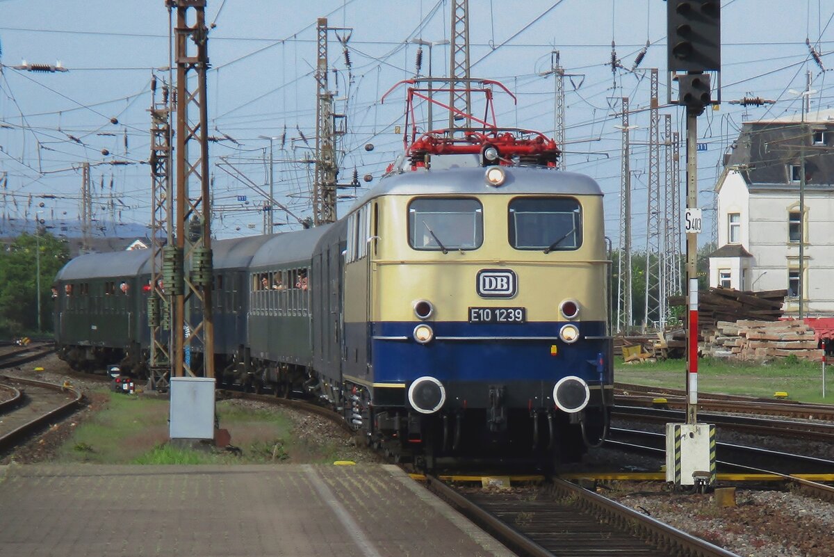 E 10 1239 enters Trier Hbf on 29 April 2018 with a museum electric train from Wittlich during the Dampfspektakel Rheinland-Pfälz 2018.