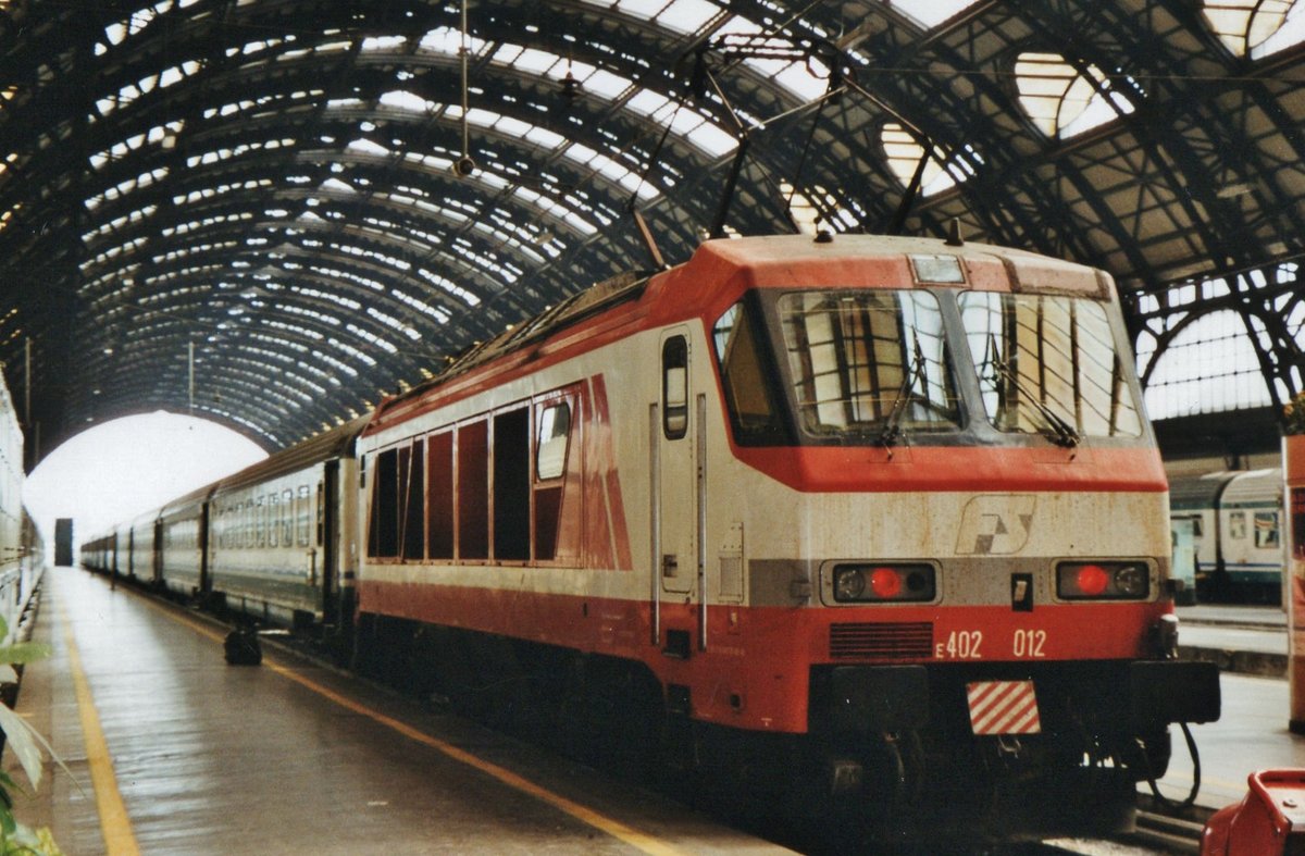 E 402-012 stands in Milano Centrale on 20 June 2001.