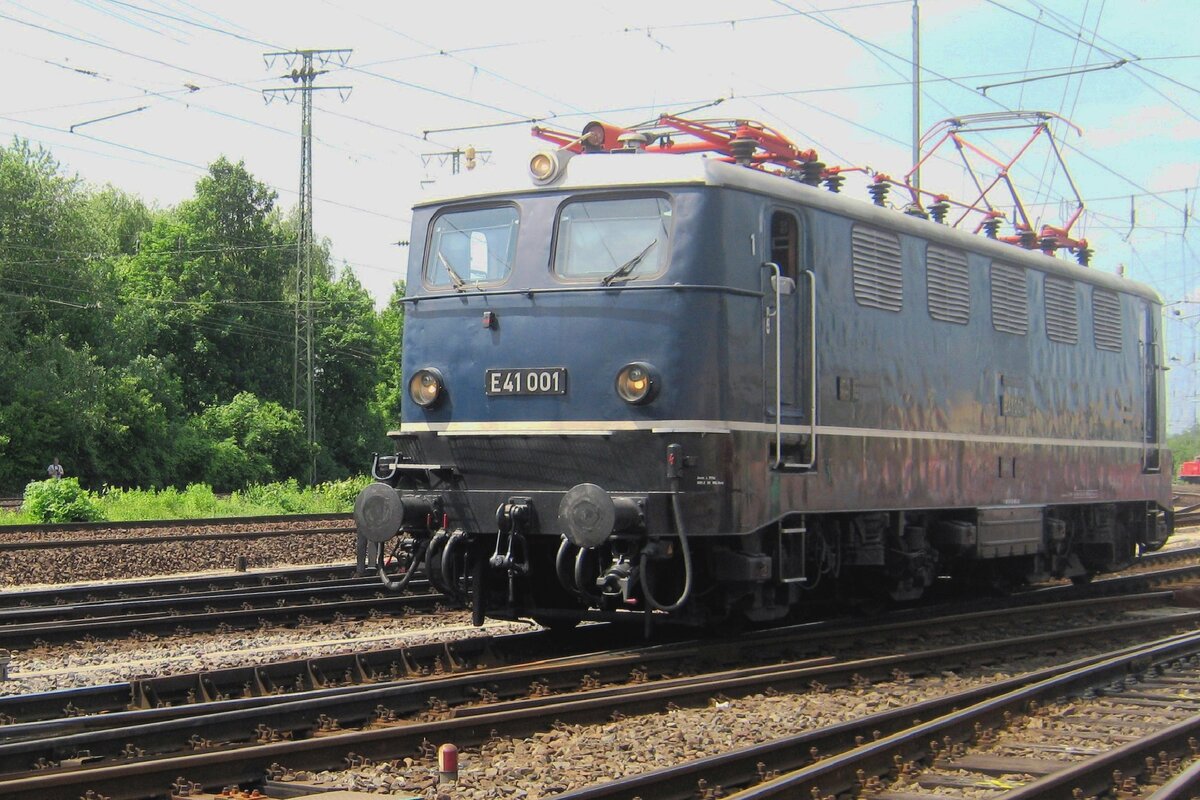 E 41 001 takes part in the loco parade at Koblenz-Lützel on 2 June 2012. The first batch was delivered in this fast train black/blue colour scheme; later on, the 141s were painted green instead of blue.