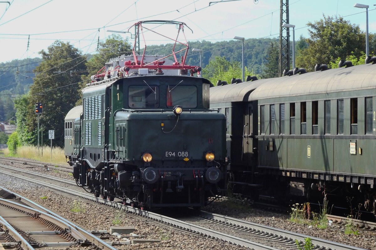 E 94 088 runs round at Amstetten (Württemberg) on 9 July 2022.