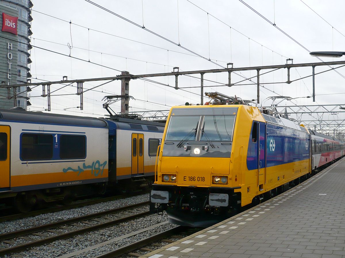 E186 018 (91 84 11 86 018-5) wit a testtrain. Track 13 Amsterdam centraal station 07-01-2015.