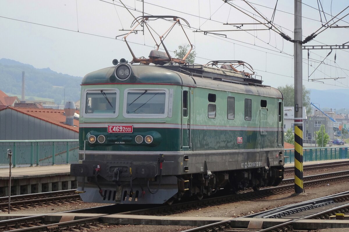 E469 2001 stands in Deçin hl.n. on 20 June 2022 and is 122 001. restored to her original condition.