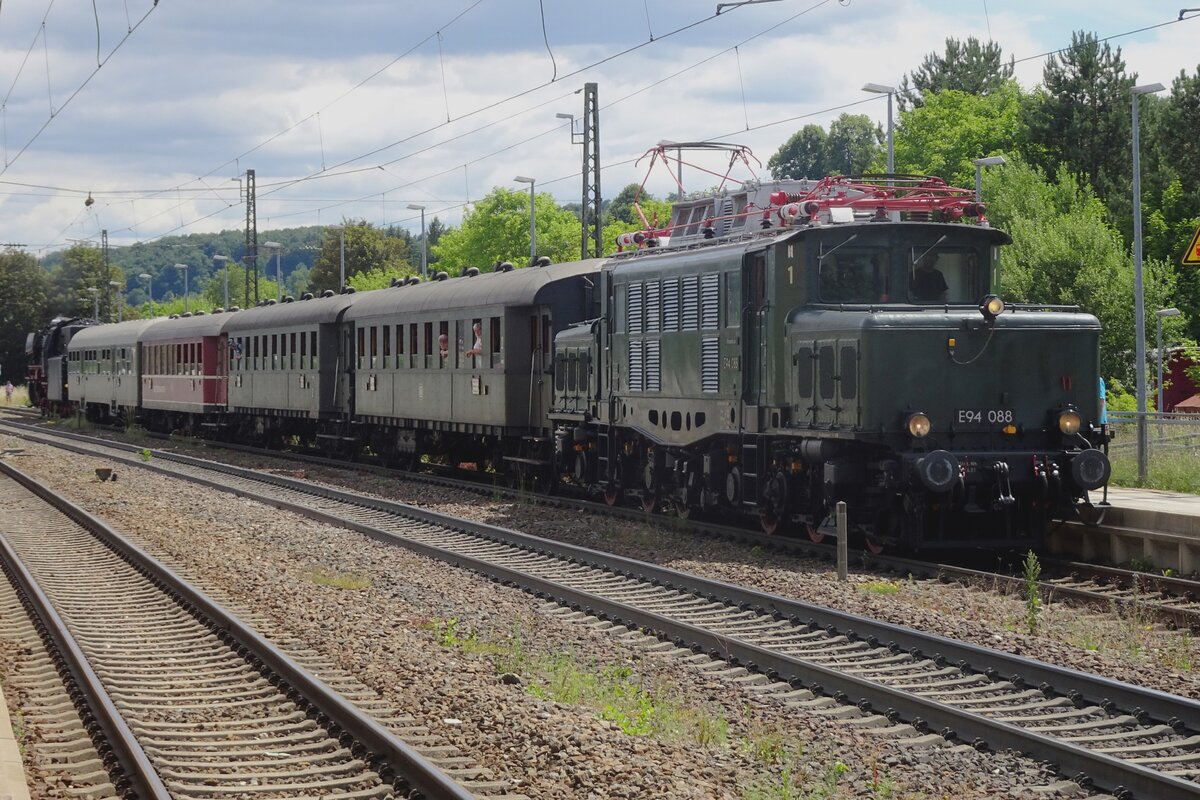 E94 088 stands at the rear end of a special train to Ulm in Amstettem (Württemberg) during the 50th anniversary of the UEF.
