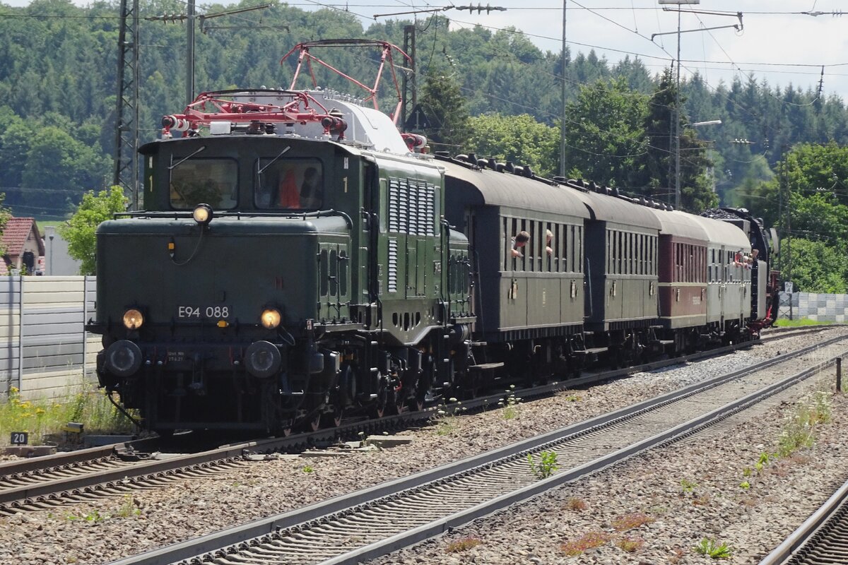 E94 088 stands at the rear end of a special train to Ulm in Amstettem (Württemberg) during the 50th anniversary of the UEF.
