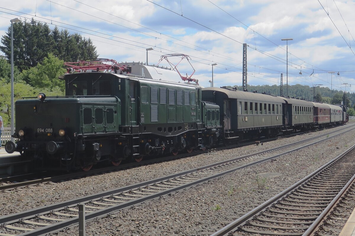 E94 088 stands at the rear end of a special train to Ulm in Amstettem (W�rttemberg) during the 50th anniversary of the UEF.