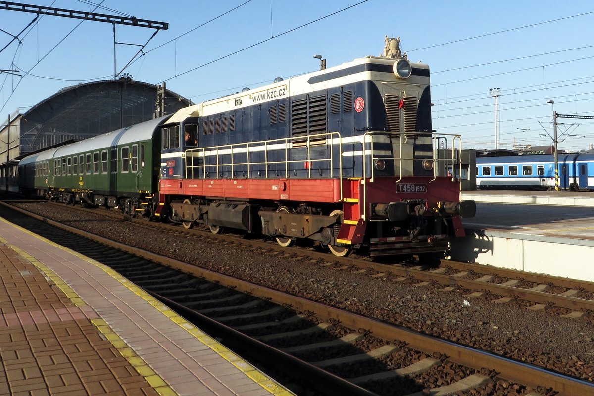 Each Sunday, KZC also organises at least three special trains to touristic destinations around Praha, also consisting of museum stock. This is T458 1532 with a train to Mseno via Melnik, hauling this 'Kokorinsky Rychlyk out of Praha hl.n. on 20 September 2020.