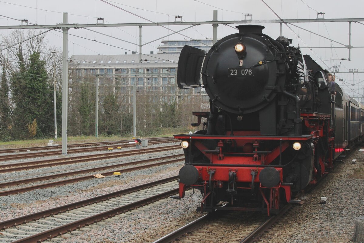 Each year in December the VSM organises from Arnhem steam shuttle trains toward another city and in 2023 Nijmegen was elected as destination for the Christmas-Expresses running almost every hour between Arnhem and Nijmegen. ON 16 December 2023 VSM 23 076 enters Nijmegen with the second Christmas-Express. The photo was shot from the platform with a bit of zooming in.