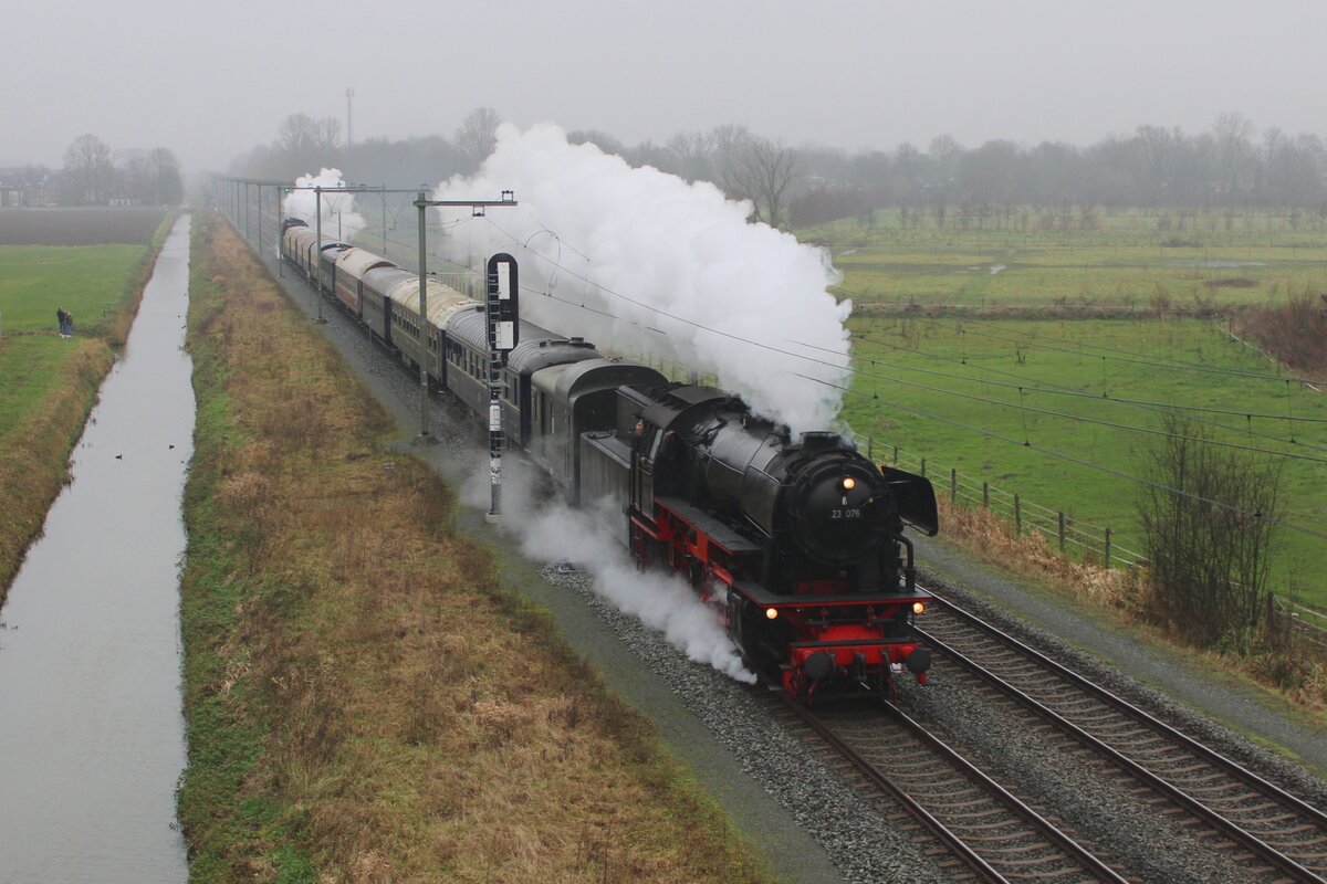 Each year in December the VSM organises from Arnhem steam shuttle trains toward another city and in 2023 Nijmegen was elected as destination for the Christmas-Expresses running almost every hour between Arnhem and Nijmegen. ON 16 December 2023 VSM 23 076 speeds through Elst with the fourth Christmas-Express.