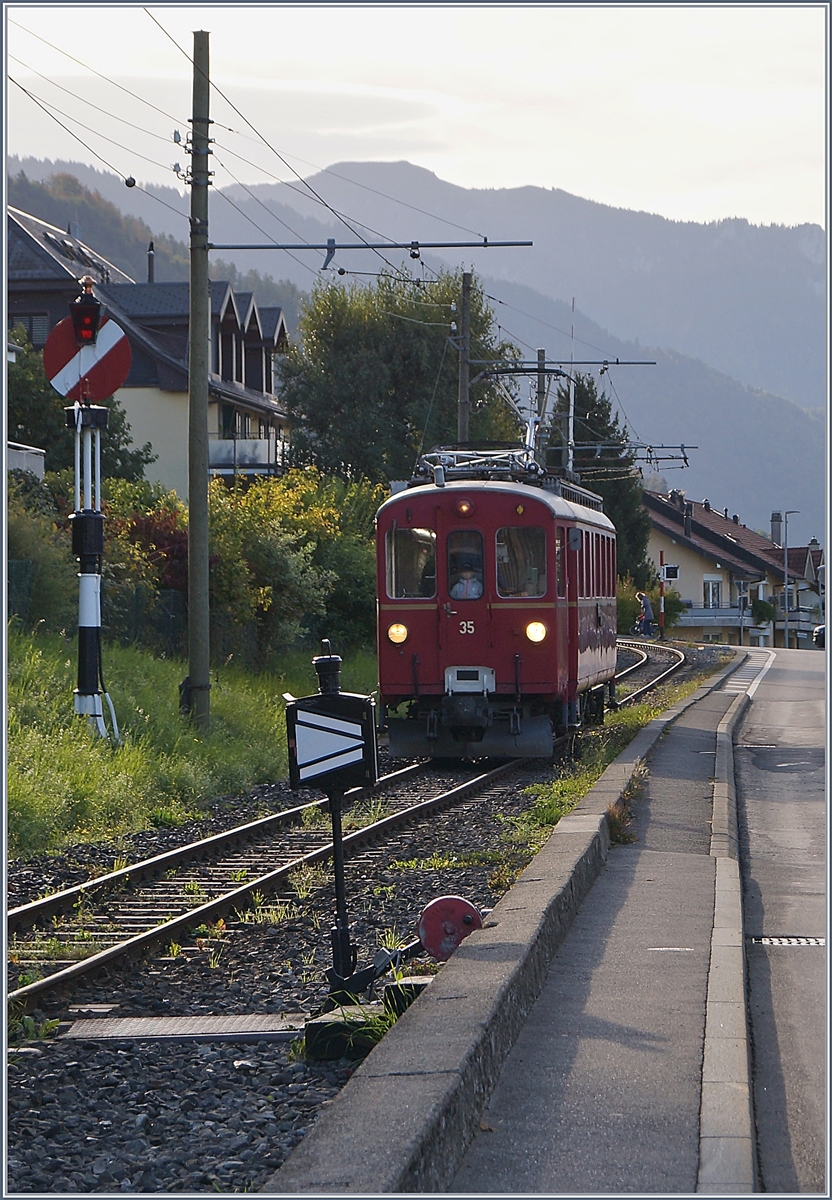 Early morning arriving of the Rhb ABe 4/4 35 by the Blonay-Chamby Railway in Blonay.

13.10.2019
