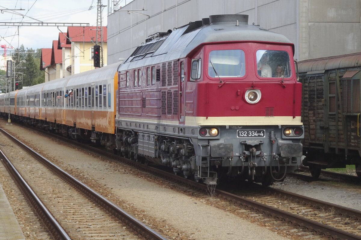 EBS 132 334 stands with a quasi Städte-Express in Benesov u Prahy on 10 September 2022.