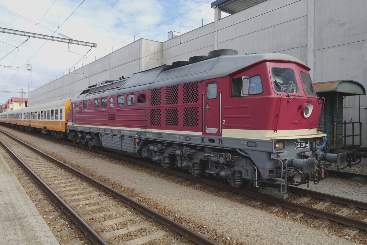 EBS 132 334 stands with a quasi Städte-Express in Benesov u Prahy on 10 September 2022.