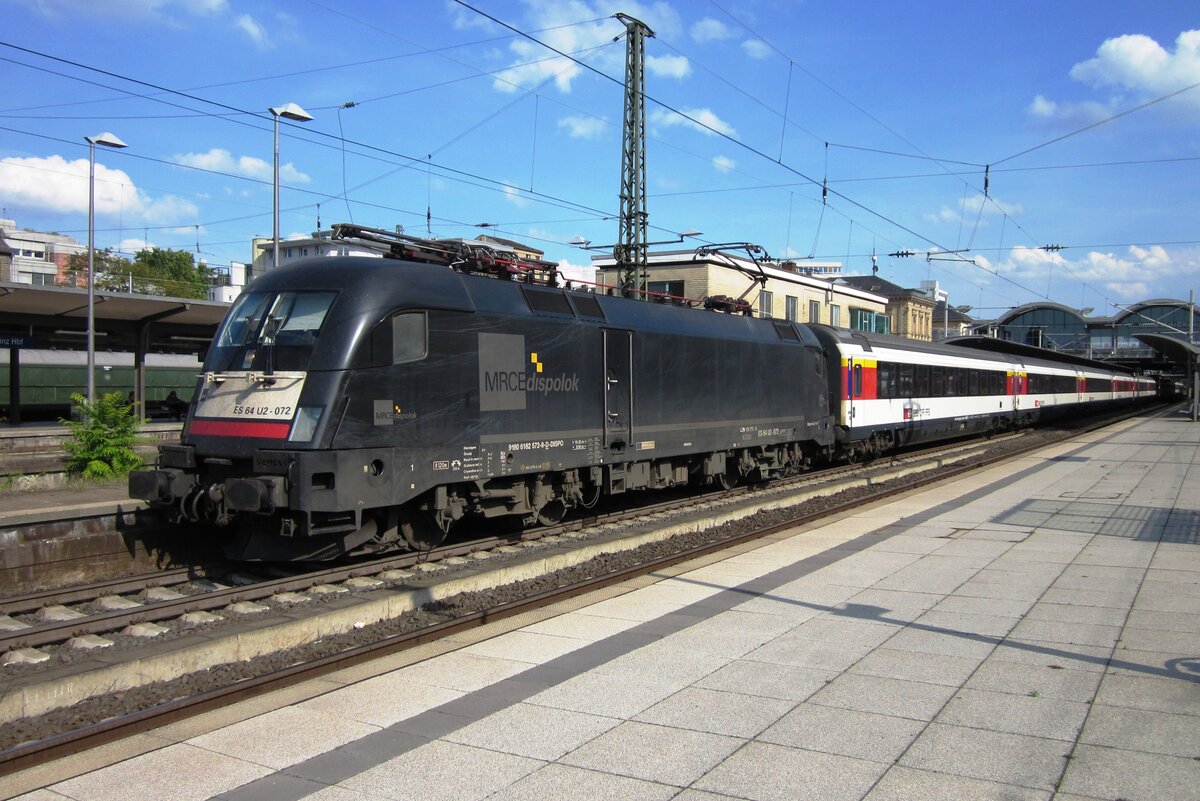 EC9 from Basel SBB to Hamburg-Altona calls at Mainz Hbf with mercenary U2-072 at the helms. 