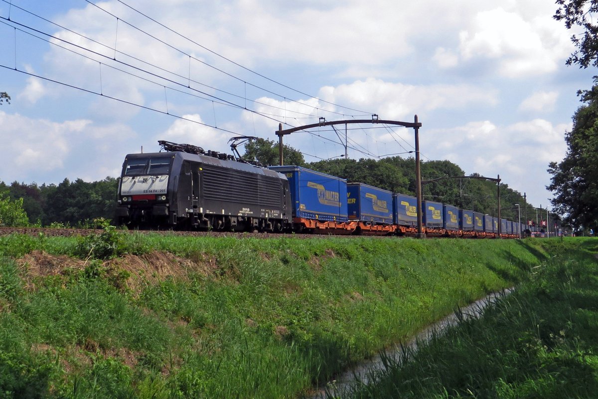 Ecco Rail 189 201 hauls an intermodal service to Kijfhoek near Tilburg on 19 July 2020.