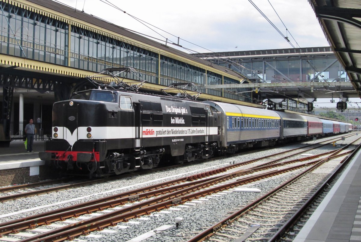 EETC 1252 enters at 's-Hertogenbosch on 4 July 2014 with an over night train to Alessandria. At 's-Hertogenbosch the loco wil run round for the lap to Venlo, where the Dutch electric is swapped for a German loco.