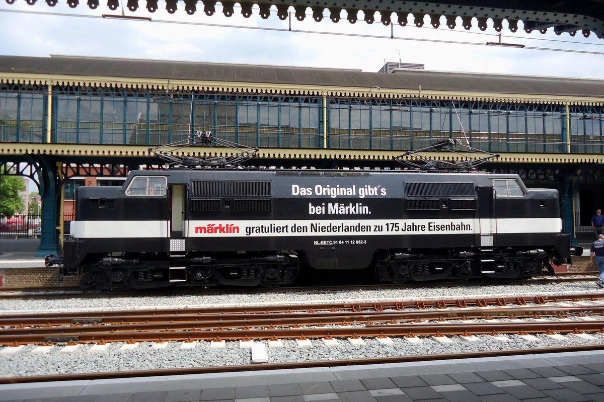 EETC 1252 wears a Märklin congratulation to 175 years of railways in the Netherlands while running round at 's-Hertogenbosch on 4 July 2014.