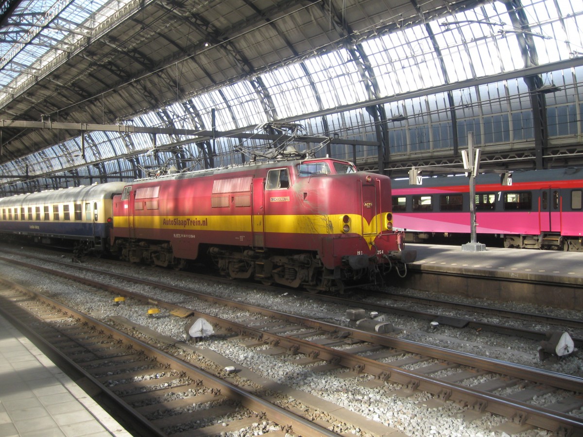 EETC 1254  Ir J,Hoekwater waits at Amsterdam CS with a vacation Train for Cortina d`Ampezzo, Amsterdam CS, 01/03/2015.