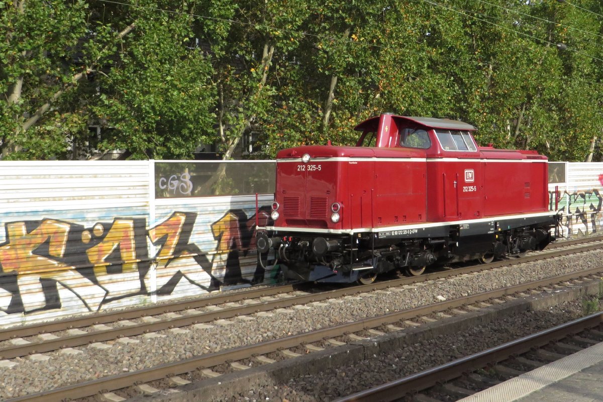 EfW 212 325 runs light through Köln Süd on 24 September 2020.