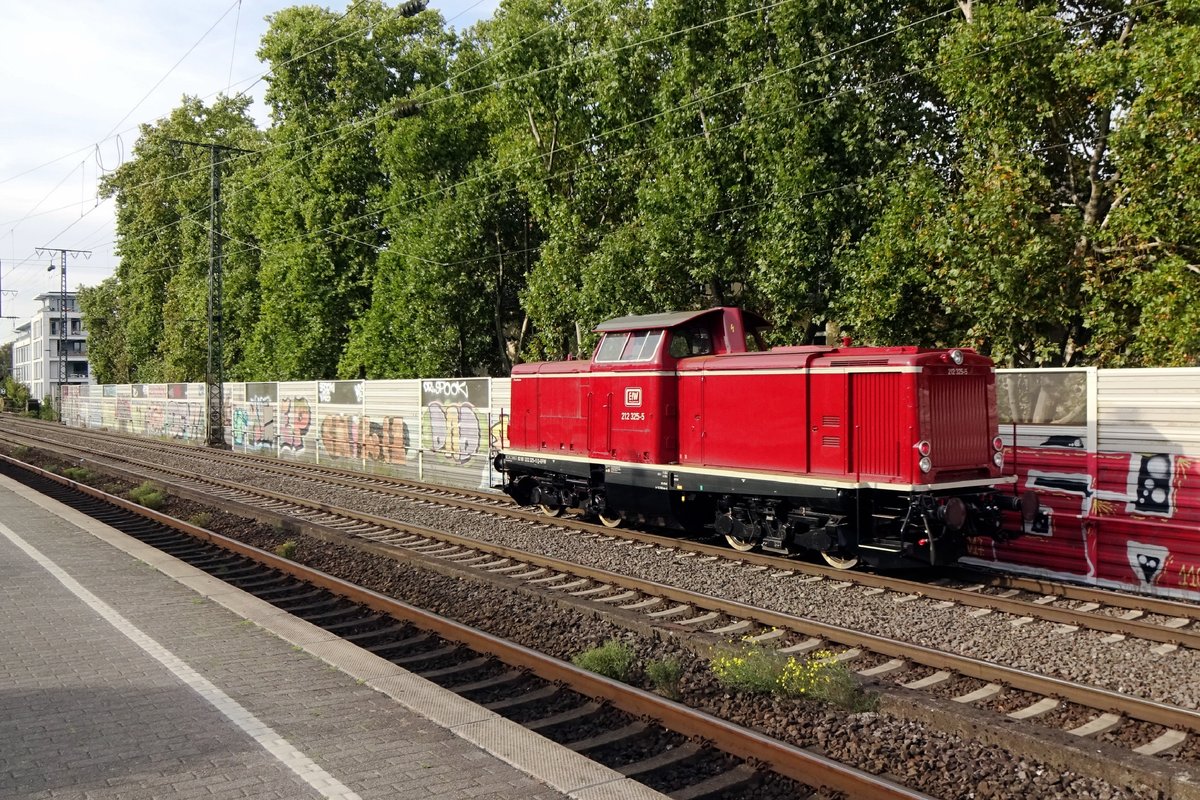 EfW 212 325 runs light through Köln Süd on 24 September 2020.