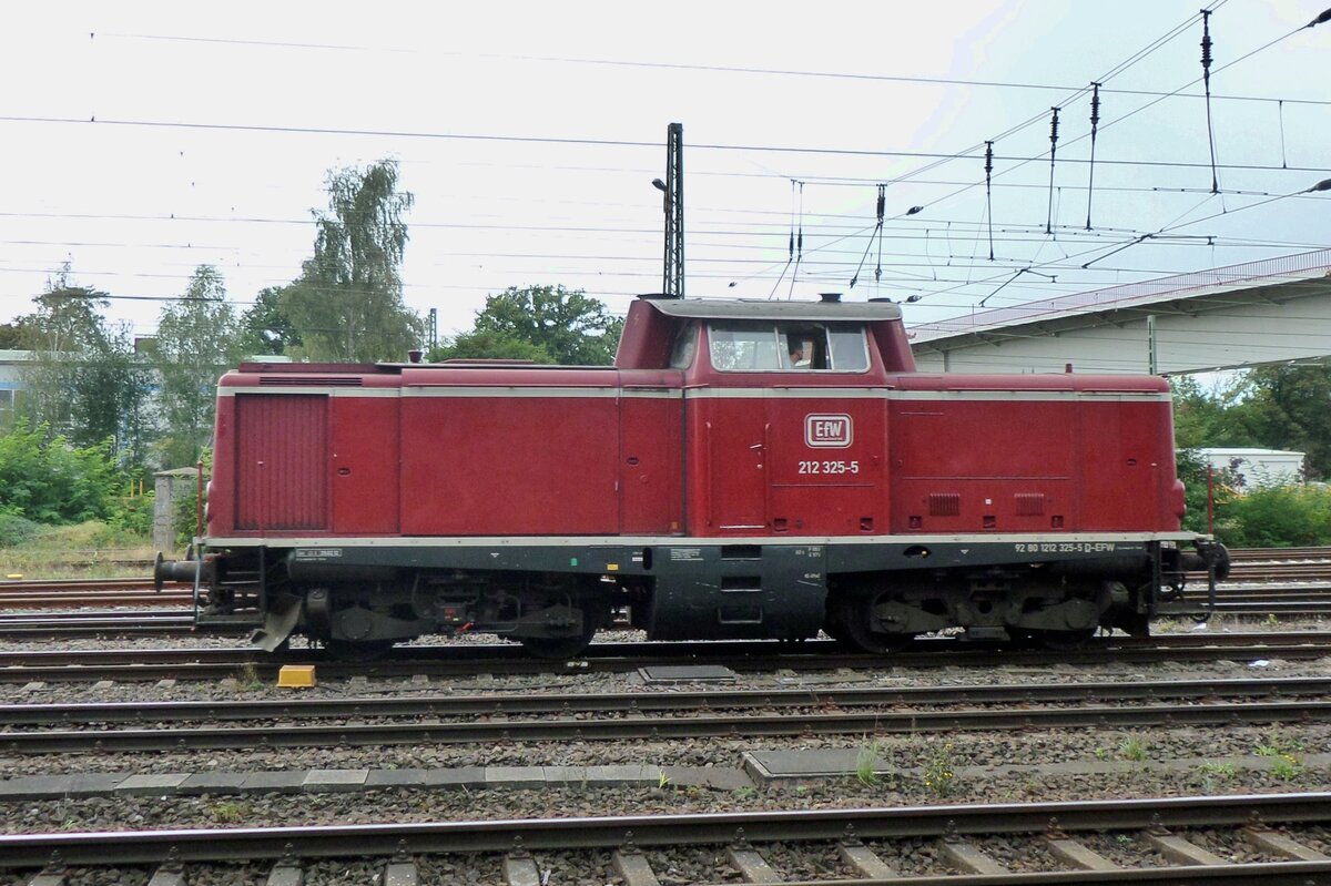 EfW 212 325 stands at Duisburg-Entenfang on 16 September 2016.