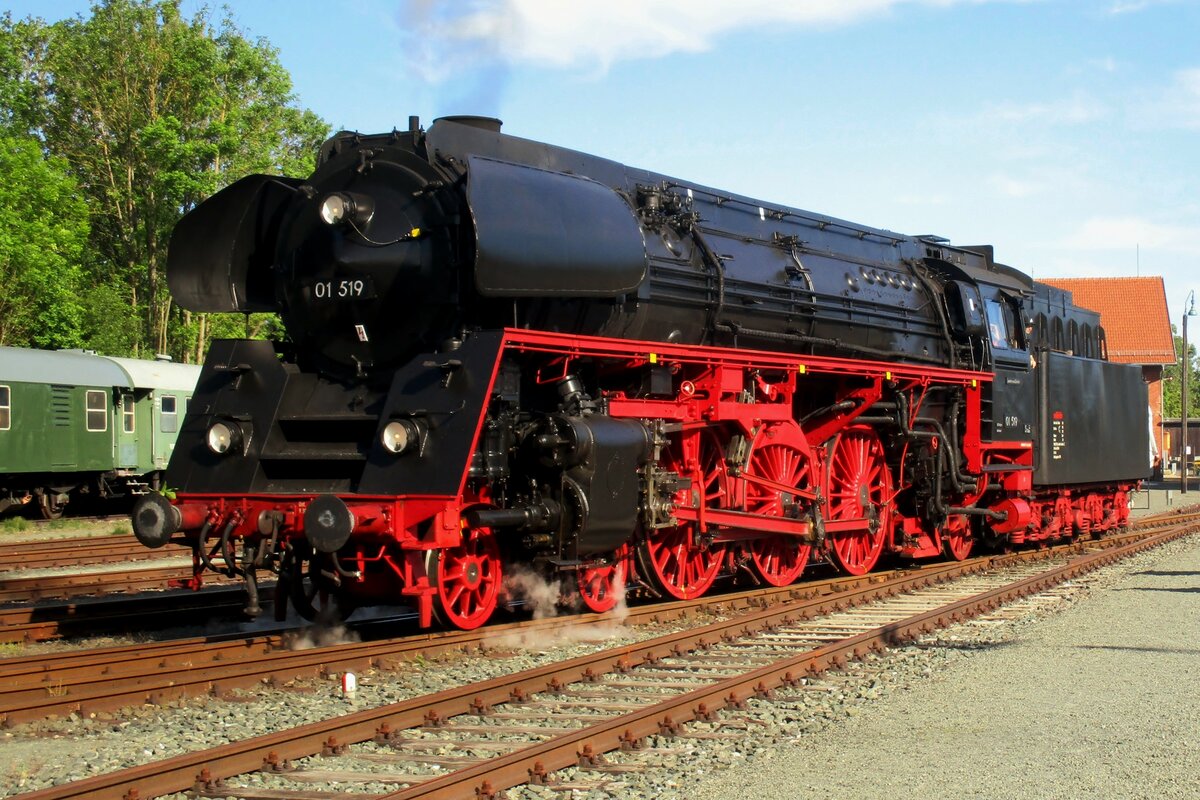 EFZ's 01 519 shunts easily in the DDM at Neuenmarkt-Wirsberg after another great steam bonanza at the DDM on the evening of 20 May 2019.