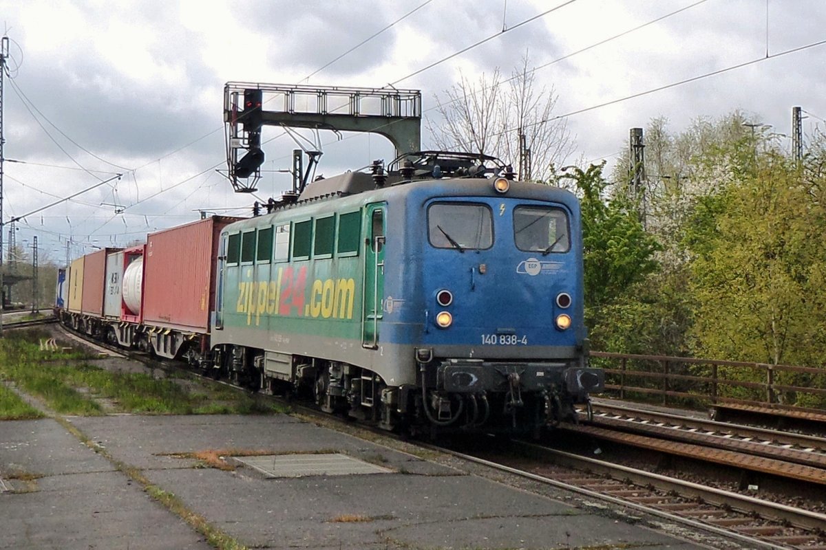 EGP 140 848 hauls one of many, many container trains through Uelzen on 28 April 2016.