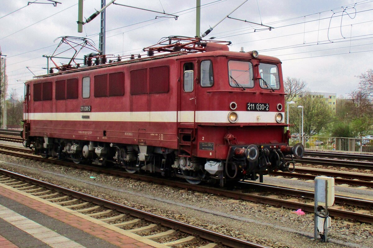 EGP 211 030 adds nicely up to the Dresdner Dampfloktagen due to her original DR-colours at Dresden Hbf on 8 April 2017.